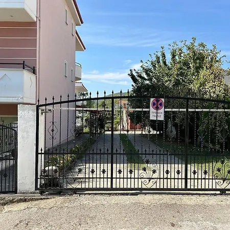 με κήπο στην χλόη καστοριάς