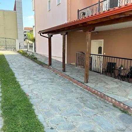 με κήπο στην χλόη καστοριάς Castória