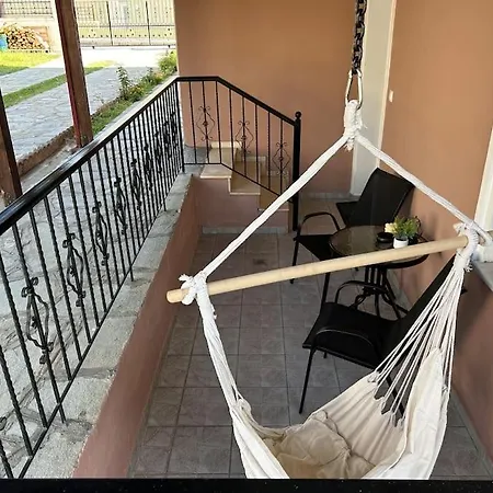 με κήπο στην χλόη καστοριάς