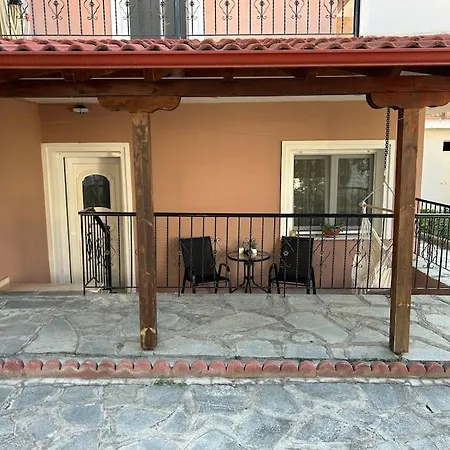 με κήπο στην χλόη καστοριάς Apartamento Castória