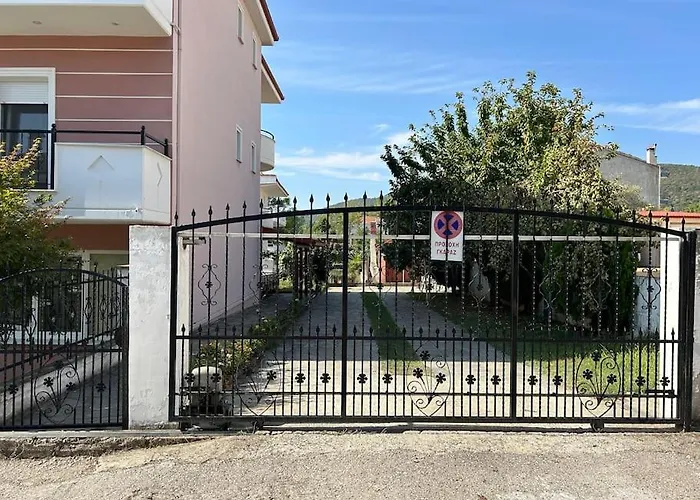 με κήπο στην χλόη καστοριάς