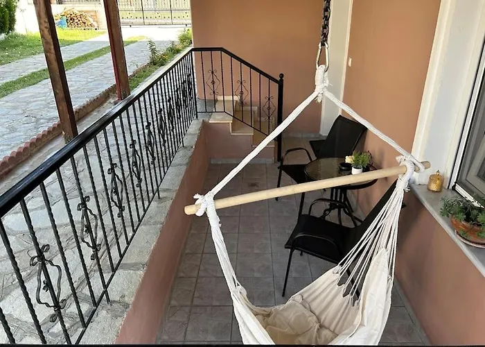 με κήπο στην χλόη καστοριάς